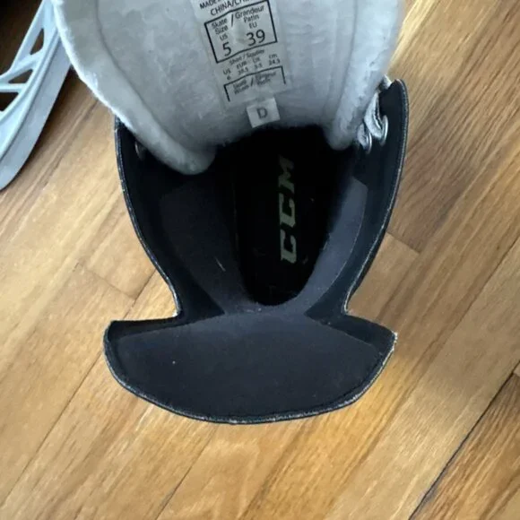 CCM Ribcor 74K Men's Skate Width D Size 5 Shoes 6
